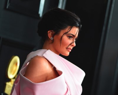 Coty приобретает долю Kylie Cosmetics за 600 миллионов долларов США