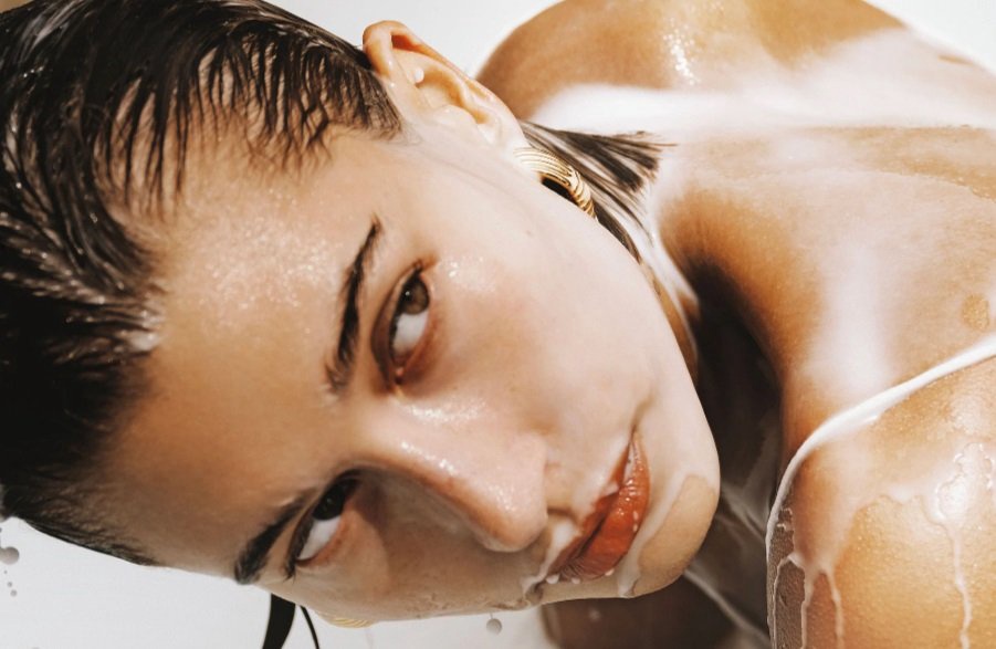 Rhode выпускает ‘Glazing Milk’