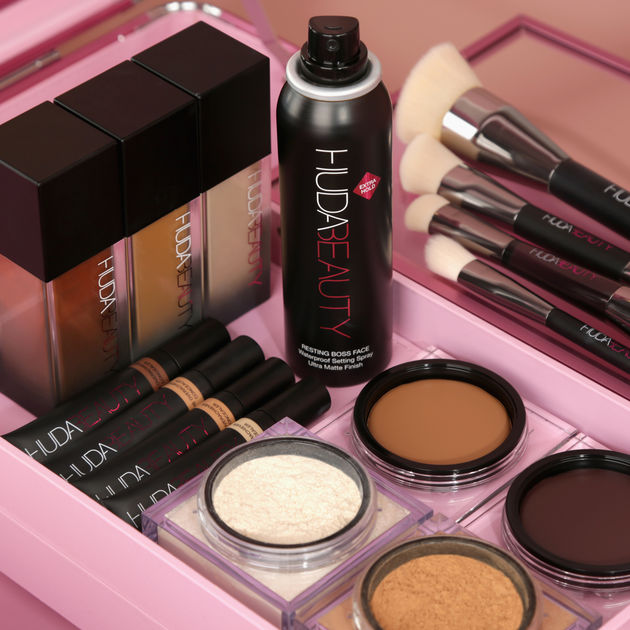 Первый спрей для закрепления макияжа от Huda - Resting Boss Face Setting Spray