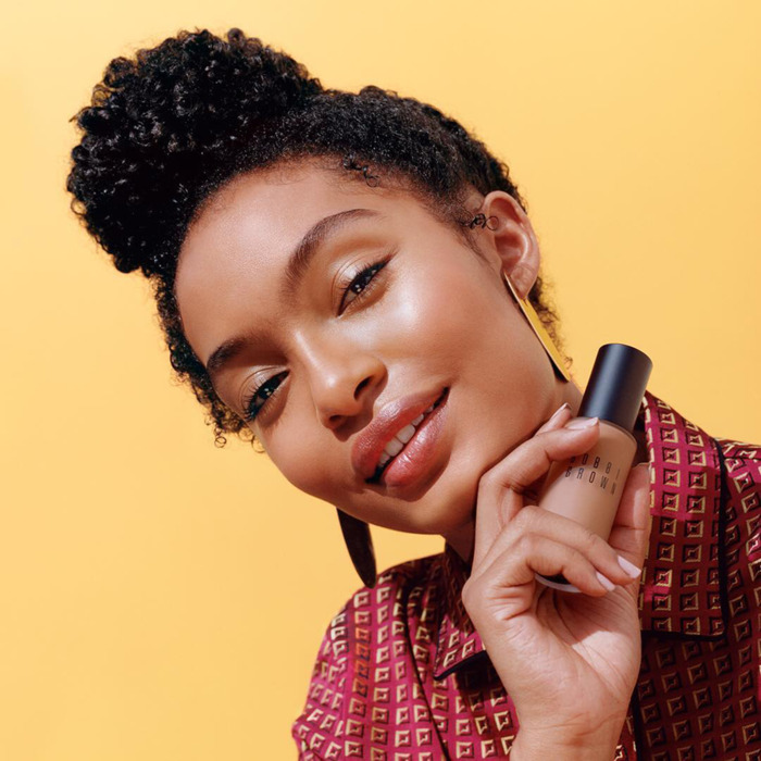 Яра Шахиди новое лицо Bobbi Brown