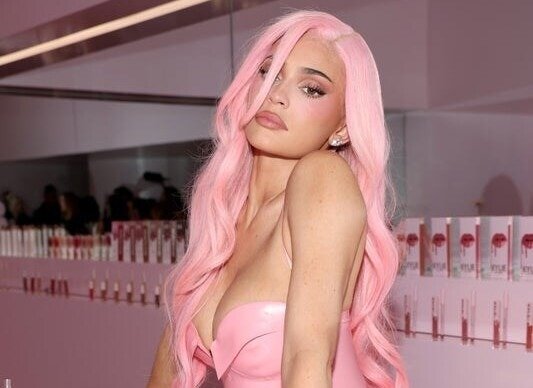 Kylie Cosmetics отмечает 10-летие ограниченной серией King Kylie и запуском поп-ап магазина
