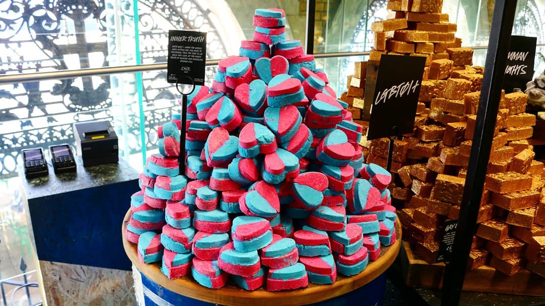 Компания Lush поддержала трансгендеров