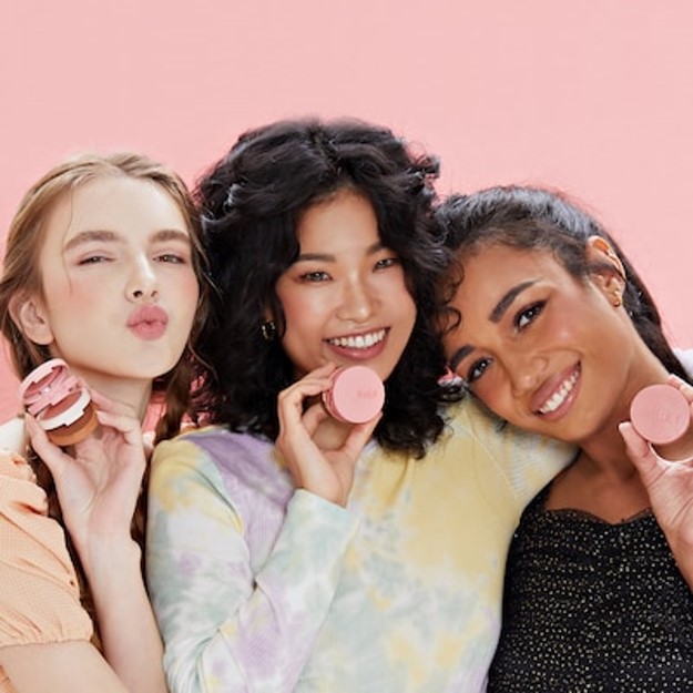 Трио из бронзера Play Bento Cream, румян и хайлайтера от Kaja Beauty 