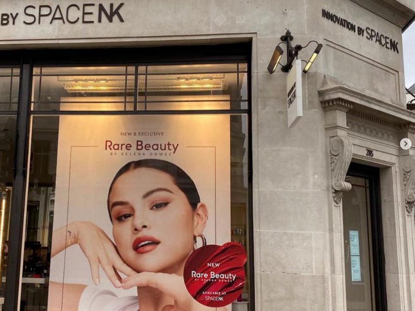 Селена Гомес открывает поп-ап магазин и кофейню Rare Beauty в Лондоне 