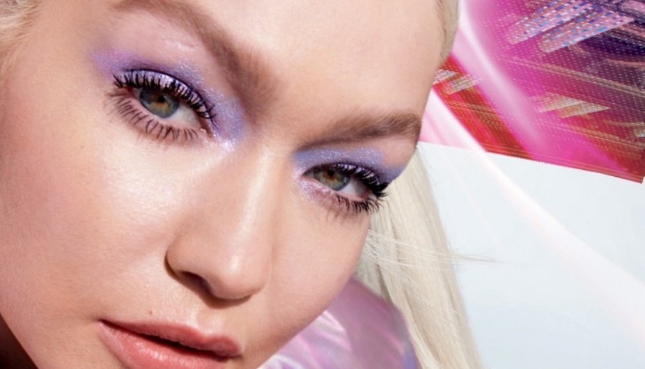 Maybelline установила в Киеве строительное зеркало AR-зеркало для рекламы новой туши для ресниц