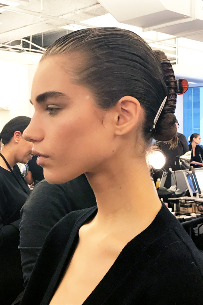 Показ Alexander Wang NY FW осень 2018. Прически с заколкой 