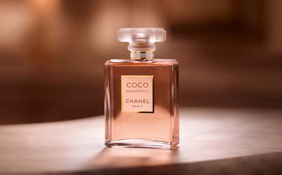 Chanel назвали Уитни Пик первой чернокожей женщиной, снявшейся в кампании Coco Mademoiselle