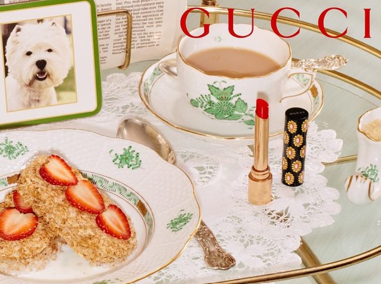 Помада Gucci Rouge de Beauté Brillant Glow & Care 