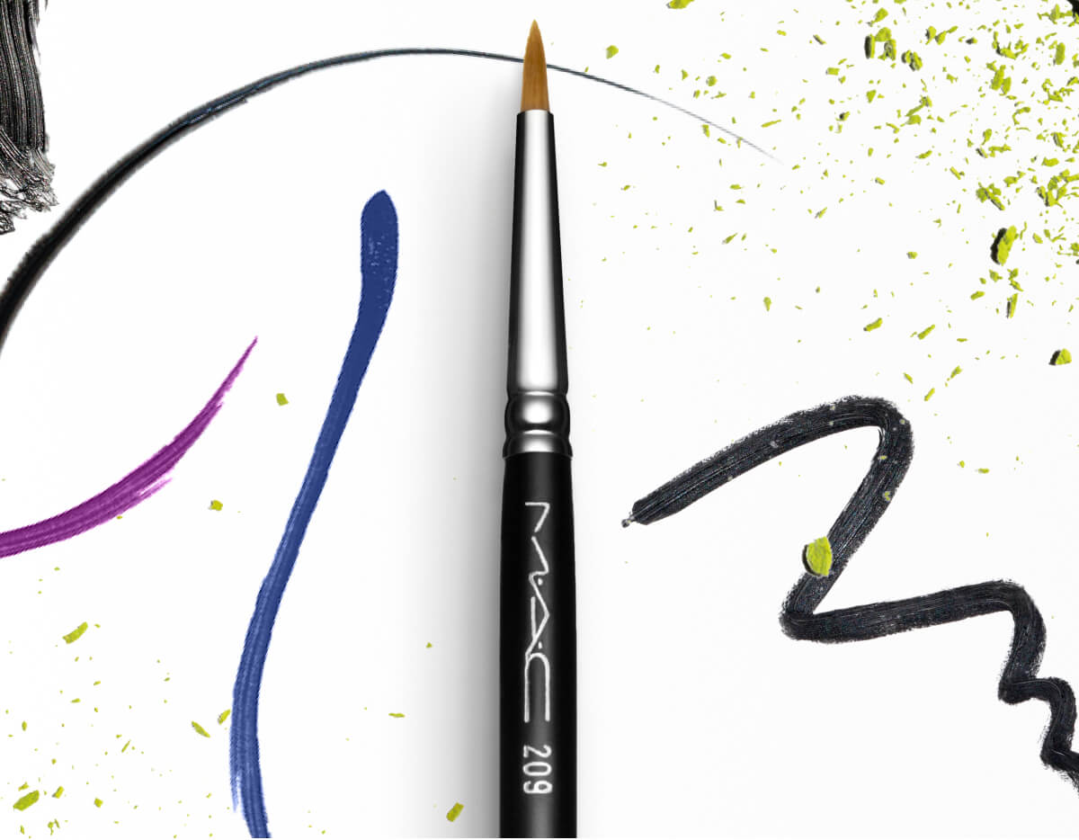Кисть для ярких стрелок в подарок от MAC Cosmetics!