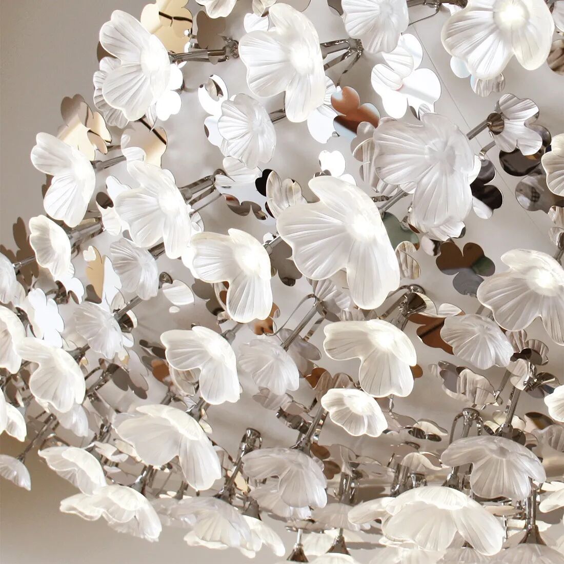 Mikimoto и Lalique представляют свою первую совместную парфюмерную работу: Fortune Leaves