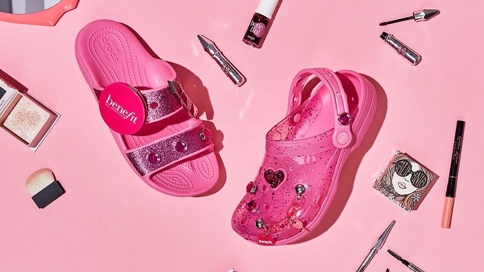 Benefit сотрудничает с обувным брендом Crocs в создании новой линейки обуви