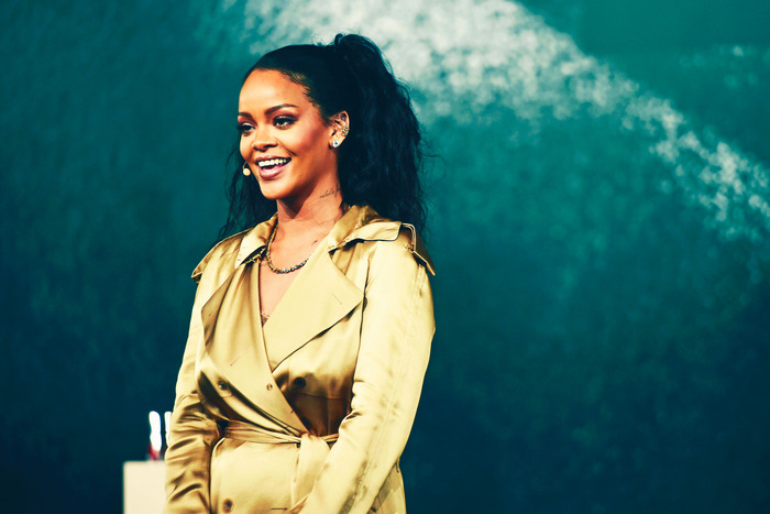Похоже Rihanna создает уход за кожей